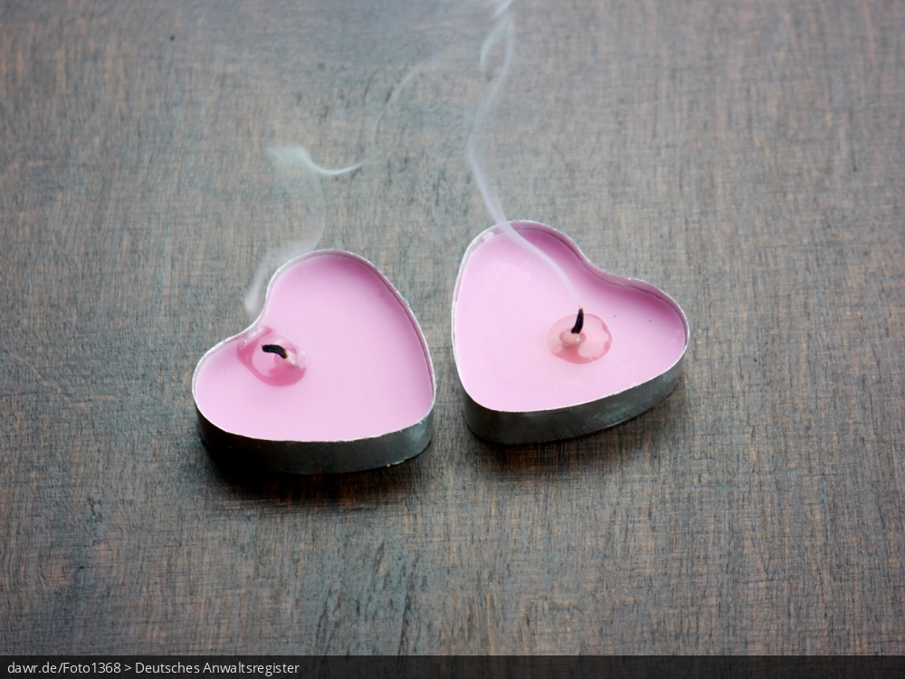 Dieses Foto zeigt zwei noch rauchende Kerzen im Herzform. In ihrer Symbolik als erloschene Liebe eignet sich dieses Foto gut als symbolische Darstellung für die Themen Trennung und Scheidung.