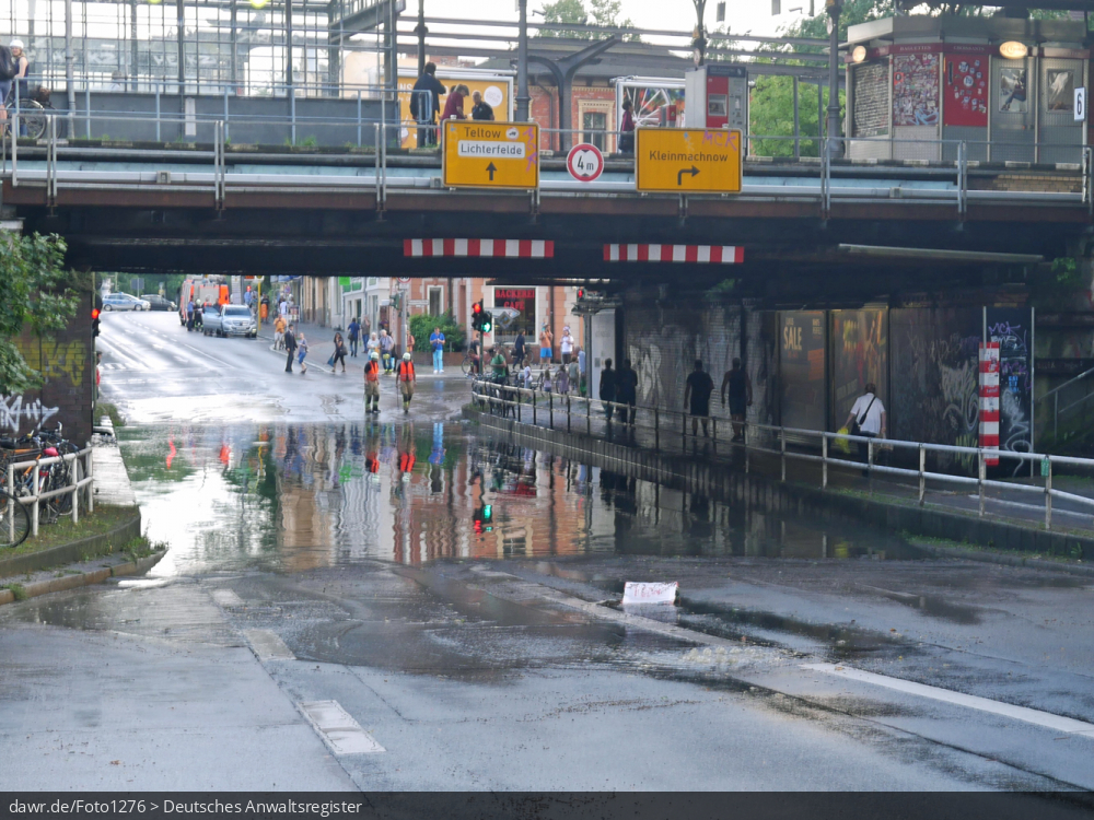 Dieses Foto zeigt eine wegen einem übergelaufenen Gulli überschwemmte Straße, als Folge eines Starkregens. Dieses Bild ist gut als symbolische Darstellung für die Themen Unwetter und Starkregen geeignet.