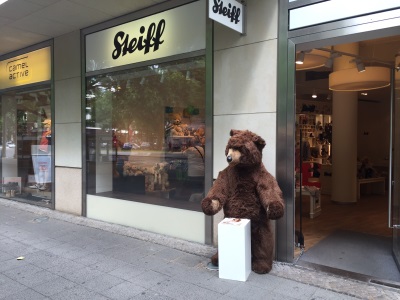 Riesenteddy vor der Steiff-Filiale am Kurfürstendamm in Berlin