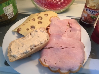 belegte halbe Brötchen im Kühlschrank