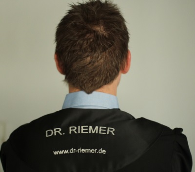 mit Namen bedruckte Robe von Rechtsanwalt Dr. Riemer