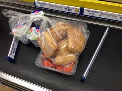 Symbolbild - 4 (noch) arglose Warentrennstäbe bei LIDL